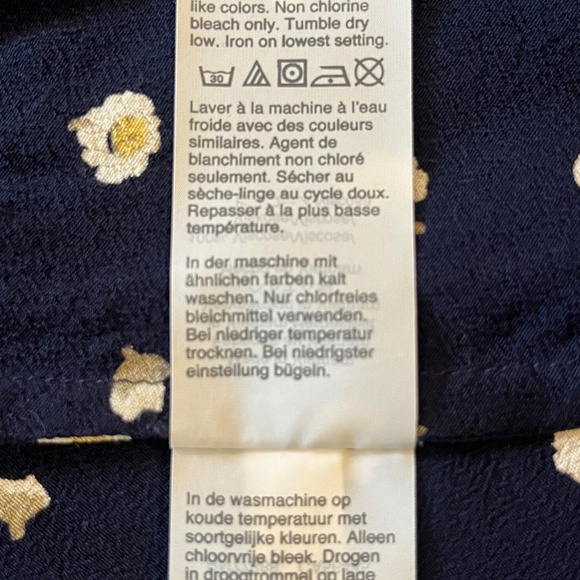 Madewell skirt, size 2, navy with delicate flowers, hidden elastic waist. - Picture 3 of 3